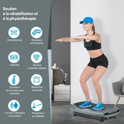 Eine Person in Sportkleidung führt eine Kniebeuge auf einer Vibrationsplatte aus. Im Hintergrund sind Möbel und eine Lampe sichtbar. Links sind Symbole und Text zu Rehabilitation und Physiotherapie.