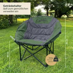 Ein dunkelgrüner, gepolsterter Stuhl mit Getränkehalter steht auf einer grünen Wiese. Maße: 40 cm Höhe, 80 cm Breite. Max. Benutzergewicht: 150 kg.