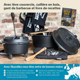 Drei gusseiserne Kochtöpfe stehen auf einem Holzuntergrund. Eine Holzlöffel und ein schwarzer Grillhandschuh liegen daneben. Im Hintergrund ein Kochbuch.