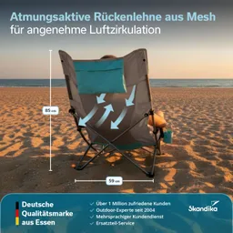 Klappstuhl in Grautönen mit blauen Akzenten, steht am Strand. Neben Informationen über den Klappmechanismus.