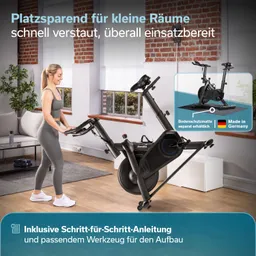 Krafttrainingsgerät steht in einem Raum mit Fenstern und einem Sofa. Eine Person hebt das Gerät an.