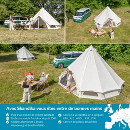 Zelt in einer grünen Wiese mit mehreren Personen, die um einen Tisch sitzen. Ein Auto steht daneben.