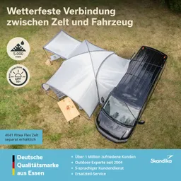 Zelt und Fahrzeug auf einer Wiese verbunden. Zwei silberne Zelte, ein schwarzes Fahrzeug und ein Holztisch mit Obst.