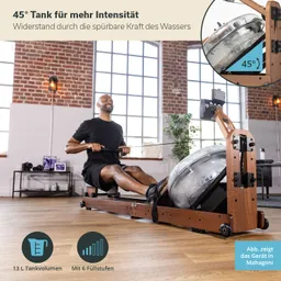 Rudergerät mit Wasserwiderstand, eine Person sitzt und rudert. Brauner Holzrahmen, große transparente Tankblase. Helle Umgebung.