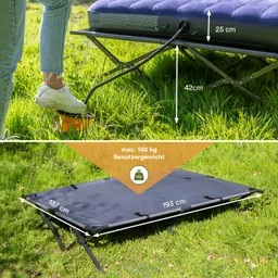 Eine Person steht auf einer Wiese und nutzt eine Fußpumpe, um ein aufblasbares Bett aufzupumpen. Daneben sind Maße und das maximale Benutzergewicht von 160 kg angegeben. Die Grassfläche ist grün und es sind einige Pflanzen sichtbar.