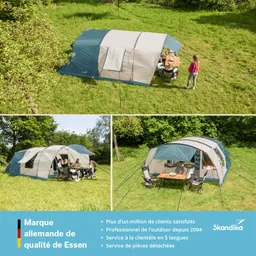Drei Zeltansichten in einer grünen Wiese, umgeben von Bäumen. Tische und Stühle sowie Personen sichtbar.
