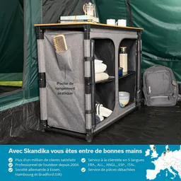 Lagerregal mit Holzoberfläche, grauen Stoffseiten und Fächern. Putzbürste in der Seitentasche. Rucksack und Geschirr sichtbar.