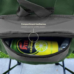 Isolierter Fach eines grünen Rucksacks mit einer Dose Caipirinha, die sichtbar darin liegt.
