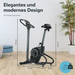 Ein Fitnessgerät steht auf einem Holzboden. Daneben ein Sofa und eine Pflanze in einem Topf. Maße und Gewicht sind angegeben.