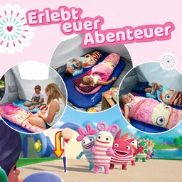 Zelt mit mehreren Kindern, die in bunten Schlafsäcken liegen. Bunte, cartoonartige Figuren stehen im Vordergrund.