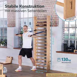Sportgerät mit stabilen Seitenteilen, Person mit Widerstandsbändern, helle Umgebung mit Fenstern und Pflanzen.