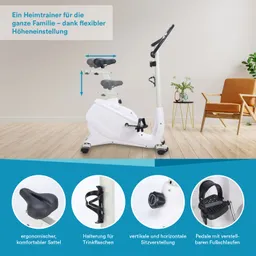 Heimtrainer in einem modernen Raum. Ergonomischer Sattel, Halterung für Trinkflaschen, verstellbare Pedale. Holzboden und Pflanze im Hintergrund.