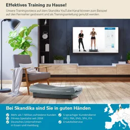 Wohnzimmer mit einem grauen Fitnessgerät, einem Fernseher mit Trainingsanleitung und einem Sessel. Grüner Pflanzenakzent vorhanden.