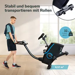 Fitnessgerät mit Rollen wird von einer Person getragen. Helle Räume mit Fenster und Holzfußboden. Produktgewicht 32 kg, Fläche 0,57 m².
