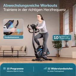 Person sitzt auf einem Ergometer in heller Umgebung mit Fenstern, Fitnesshandtuch am Lenker, umgeben von Holzfußboden.