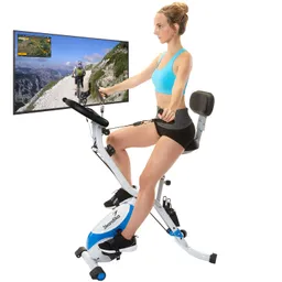 Eine Person sitzt auf einem Heimtrainer mit Rückenlehne. Vor ihr befindet sich ein Bildschirm, der eine Radfahrstrecke zeigt.