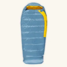 Schlafsack in blauer Farbe mit gelbem Akzent und gestreiftem Design. Auf einem hellen Hintergrund dargestellt.