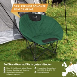 Grüner Campingstuhl steht vor einem Zelt auf einer Wiese. Text über dem Stuhl betont das Camping-Erlebnis.
