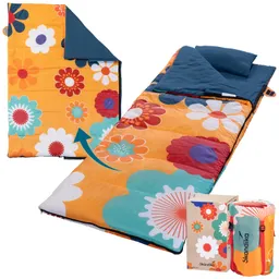 Bunte Schlafsackunterlage mit floralen Mustern in Orange und Blau sowie einem Kissen, daneben ein verpackter Schlafsack.