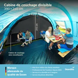 Zelt mit separater Schlafkabine, mehreren Personen sitzen, essen und lesen. Heller Innenraum mit blauer Plane und Tisch.