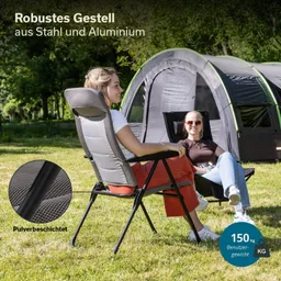 Zwei Personen sitzen in Campingstühlen auf einer Wiese. Im Hintergrund steht ein Zelt. In der Bildmitte ist ein Ausschnitt eines Stuhlgestells zu sehen.