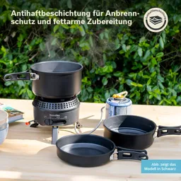 Kochtöpfe mit Antihaftbeschichtung auf einem Campingkocher, daneben eine Gaskartusche und weitere Kochgeschirre.