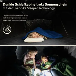 Zwei Szenen in einem Zelt: Oben schläft eine Person in einem blauen Schlafsack, unten lesen zwei Kinder mit einer Lampe in einem Zelt.