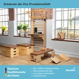 Holzgestell mit verschiedenen Fitnessgeräten, zwei Hockern, Fenster mit Pflanzen und Werbung für Vira Produkte.