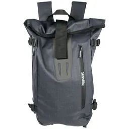Rucksack in Grau mit faltbarem oberen Teil, zwei Schulterriemen und seitlichem Reißverschluss. Logo sichtbar.