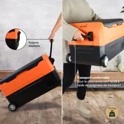 Kühler mit orangefarbenem Deckel und schwarzem Körper, mit herausziehbarem Griff und Rollen für einfachen Transport.