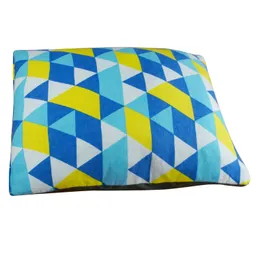 Kissen mit geometrischem Muster in Blau-, Gelb- und Weißtönen. Geometrische Dreiecke aneinandergefügt.