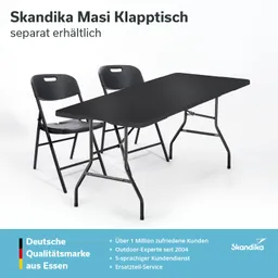 Schwarzer Klapptisch mit zwei schwarzen Stühlen, auf weißem Hintergrund. Textinformationen zur Marke und Dienstleistungen.