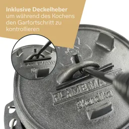 Schwarze Gussisen-Topfdeckel mit einem Deckelheber in der Mitte. Auf dem Deckel steht "FLAME MASTER".