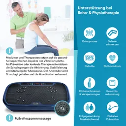 Ein Therapeut steht hinter einer sitzenden Person, die auf einer Vibrationstherapieplatte sitzt. Im Hintergrund sind medizinische Poster sichtbar. Die Platte hat eine gummierte Oberfläche mit Erhebungen.