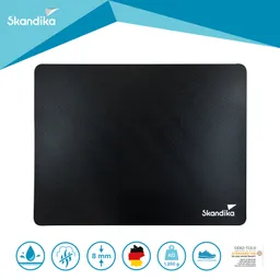 Schwarze, rechteckige Sportmatte mit abgerundeten Ecken und dem Logo „Skandika“ in der unteren rechten Ecke.