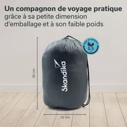 Grauer Rucksack mit der Aufschrift „Skandika“, misst 30 cm in der Höhe und 16 cm im Durchmesser, auf einem Holzfußboden.