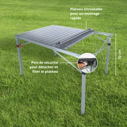 Klappbarer Tisch aus Aluminium mit einem abnehmbaren, rollbaren Tischblatt. Untergrund: grünes Gras. Höhe: 70 cm.