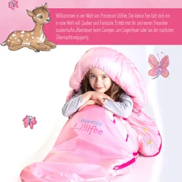 Ein Mädchen sitzt in einem pinken Schlafsack mit der Aufschrift „Prinzessin Lillifee“. Es lächelt und hat die Arme um die Knie gelegt. Im Hintergrund sind Illustrationen von einem Reh und Schmetterlingen zu sehen.