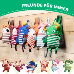 Bunte Rucksäcke mit freundlichen Monsterdesigns hängen an einer Holzwand. Oben steht „FREUNDE FÜR IMMER“.