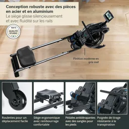 Rudergerät mit Sitz auf Schienen, ergonomischen Pedalen, modernen grauen Details und Display. Umgebung mit Holzfußboden.