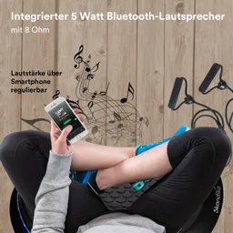 Person sitzt mit gekreuzten Beinen und einem Smartphone in der Hand. Nähere Umgebung zeigt einen Bluetooth-Lautsprecher und Kopfhörer. Musiksymbole sind im Hintergrund.