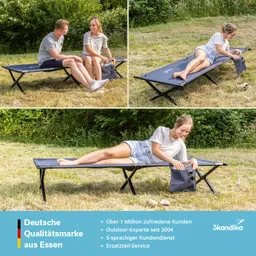 Zwei Personen sitzen auf einer Liege im Freien. Eine Person liegt auf der Liege, während die andere sitzt. Grüne Wiese im Hintergrund.