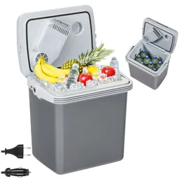 Graue Kühbox mit Obst, Wasserflaschen und Eiswürfeln. Oben geöffnet, zeigt ein Ventilator. Neben einer weiteren Kühbox und Steckdosen.