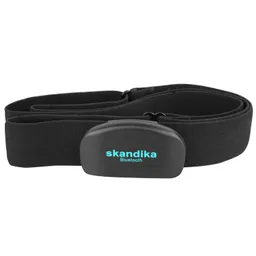 Schwarzer Brustgurt mit einem Bluetooth-Sensor in der Mitte. Auf dem Sensor steht "skandika" in blauer Schrift.