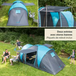 Zelt mit blauen und grauen Farben auf Rasen, zwei Eingänge und Markisen. Zwei Personen sitzen, eine Person spielt mit einem Schläger.