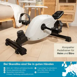 Kompakter Pedaltrainer in einem Raum, mit Holzfußboden und Möbeln im Hintergrund.