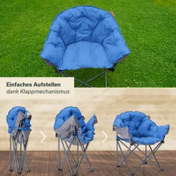 Blauer, gepolsterter Klappstuhl auf grünem Rasen. Drei Ansichten des faltbaren Stuhls auf hellem Hintergrund.