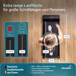 Laufband mit extra langer Lauffläche, Person steht darauf, Maße eingeblendet. Holzboden im Hintergrund, Markenlogo sichtbar.