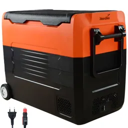 Kühlschrank in orange-schwarzer Farbe mit Rollen und Griff, daneben zwei Kabelanschlüsse.