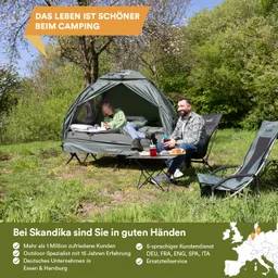 Zelt in der Natur mit einer sitzenden und einer liegenden Person. Campingstühle und Essen sind sichtbar.